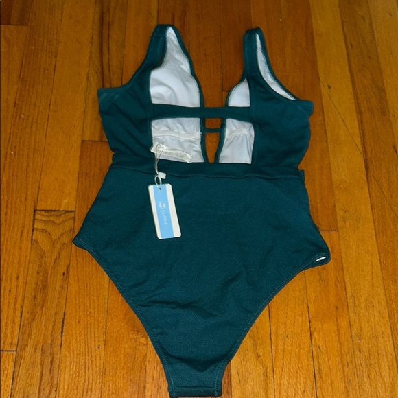 Cupshe green One Piece Swimsuit with Textured Fabric and V-Neckline - Picture 4 of 8